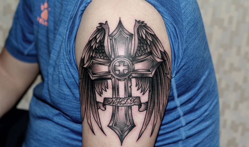 大臂-翅膀纹身图片_手臂欧美写实图腾翅膀十字架大臂纹身图案