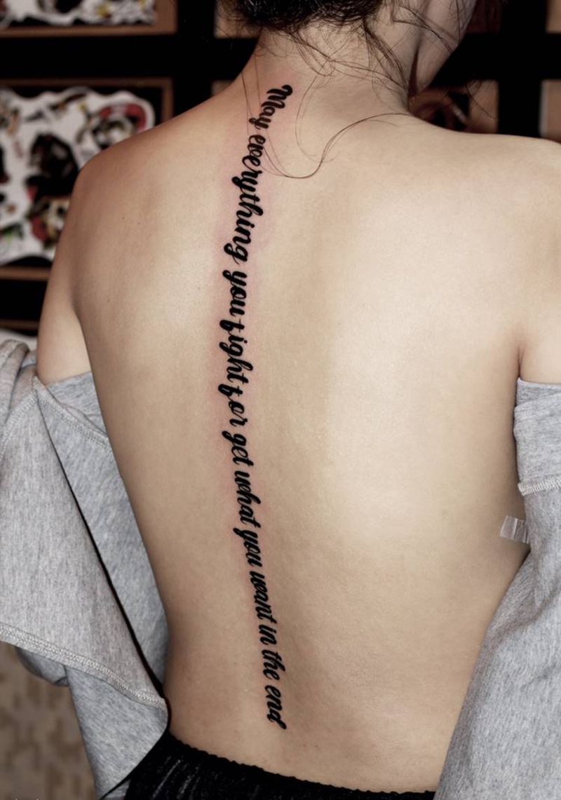 脊柱花体英文纹身图片_背部花体字花体英文脊柱纹身图案