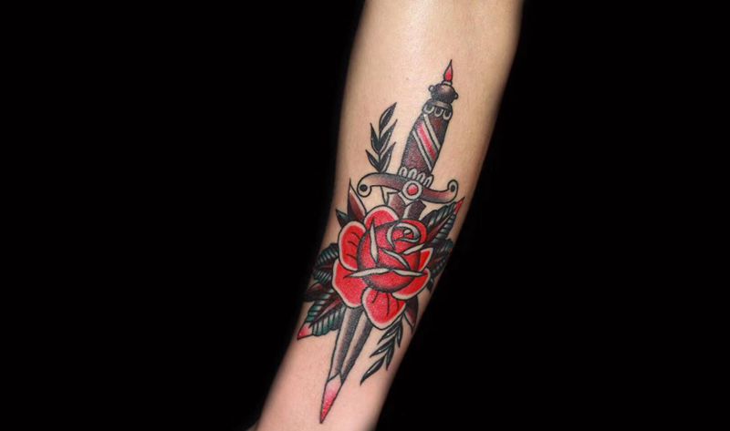 匕首花纹身图片_手臂Old School纹身图案