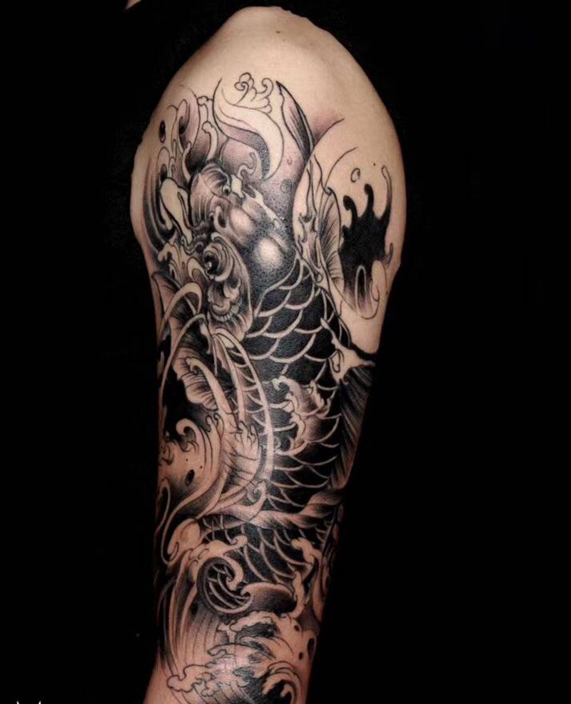 大臂鲤鱼纹身图片_手臂手部新传统老传统纹身图案