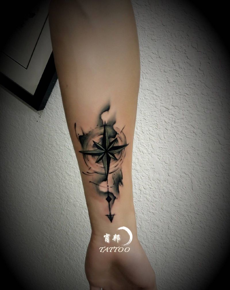 指南针纹身图片_手臂水墨纹身图案