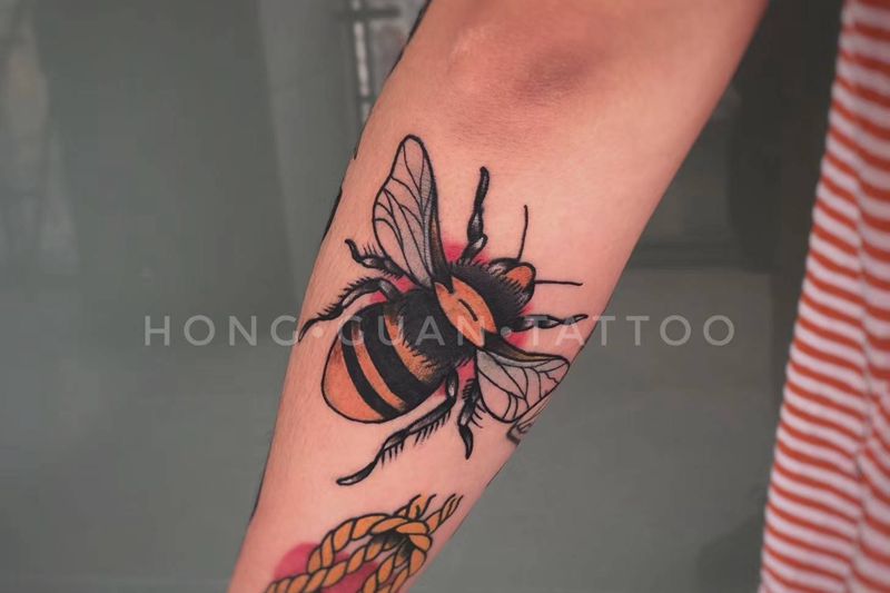 oldshool｜拼接纹身图片_手臂Old School蜜蜂纹身图案
