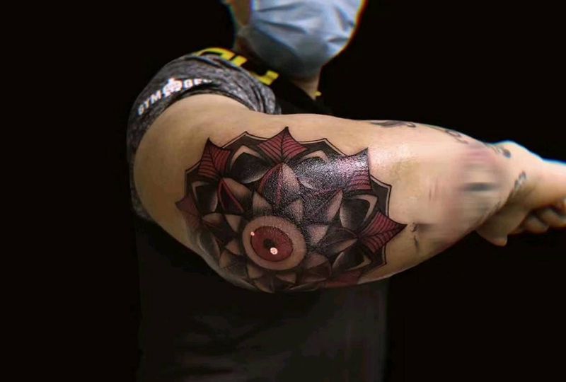 爆手肘纹身图片_手臂纹身图案