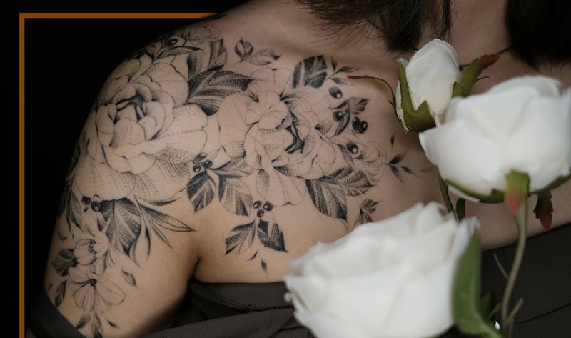 素花纹身图片_胸部纹身图案