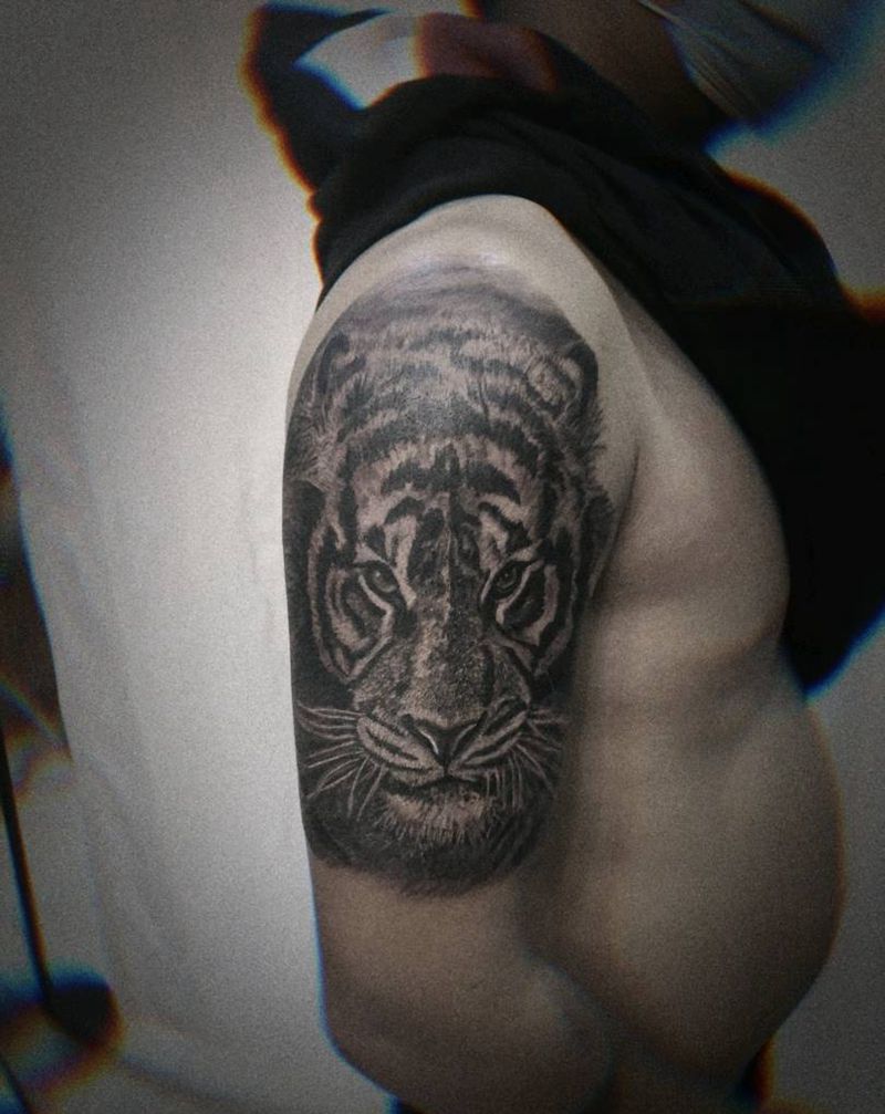 臂虎纹身图片_手臂肩部欧美写实纹身图案