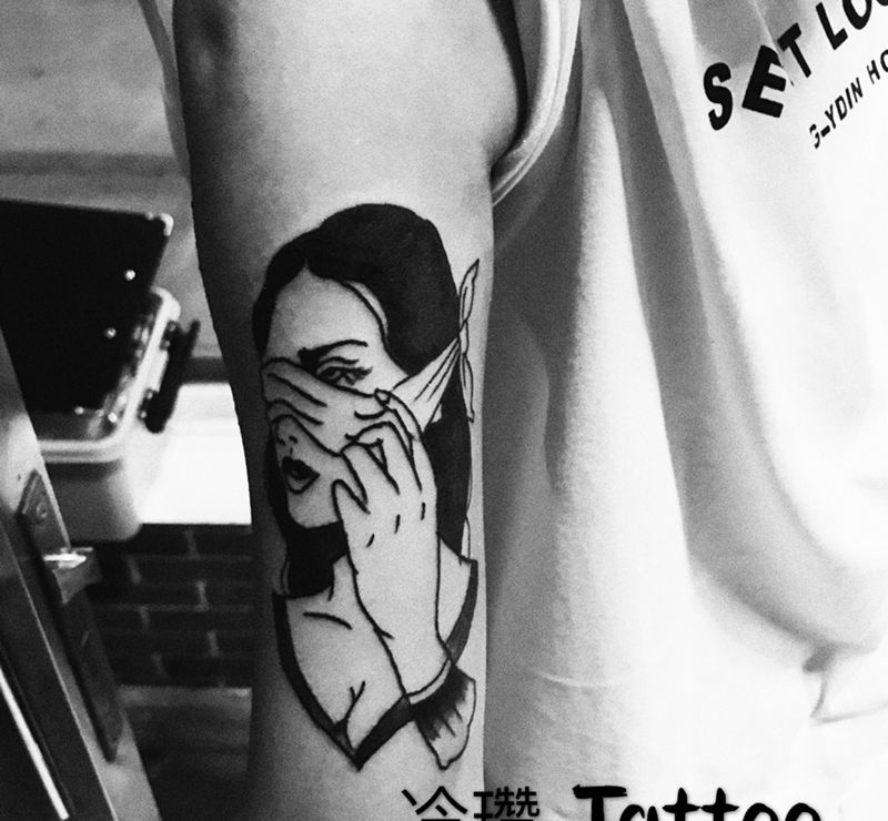 小暗黑摘眼罩的女人纹身图片