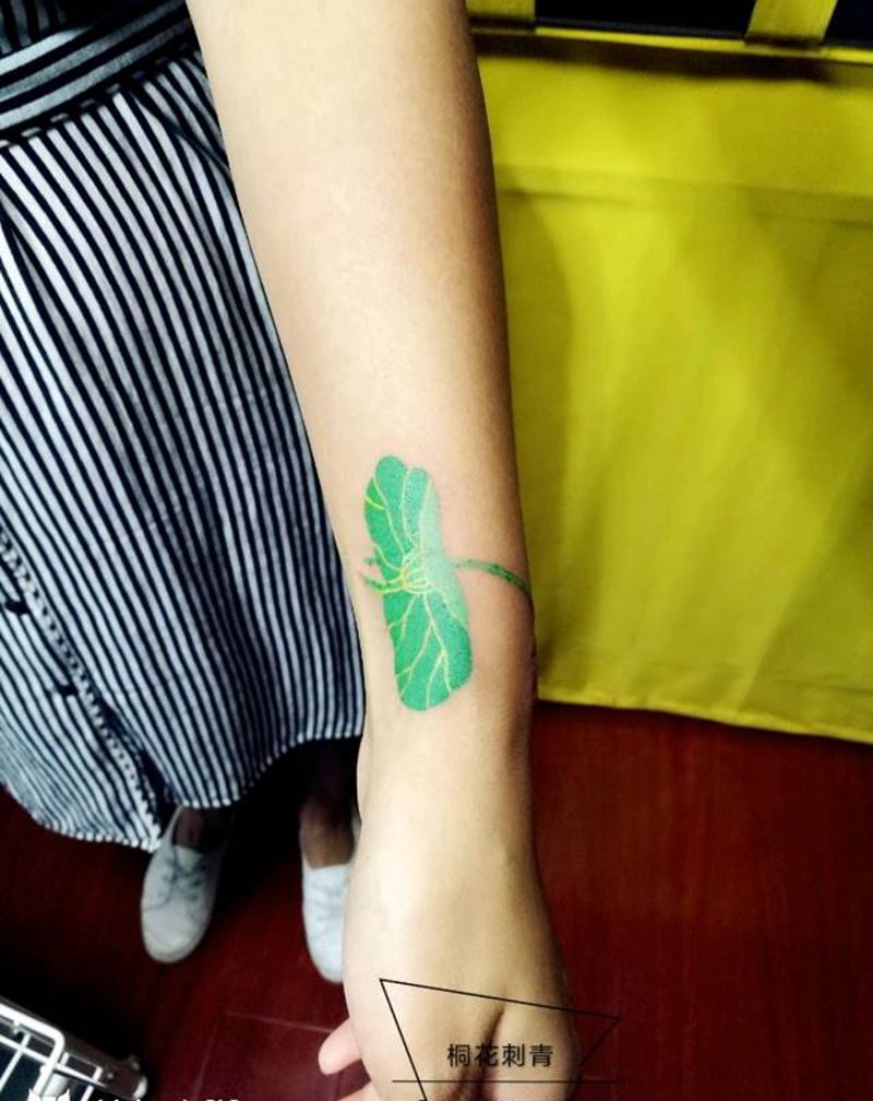 遮盖疤痕纹身图片_手部国画植物纹身图案