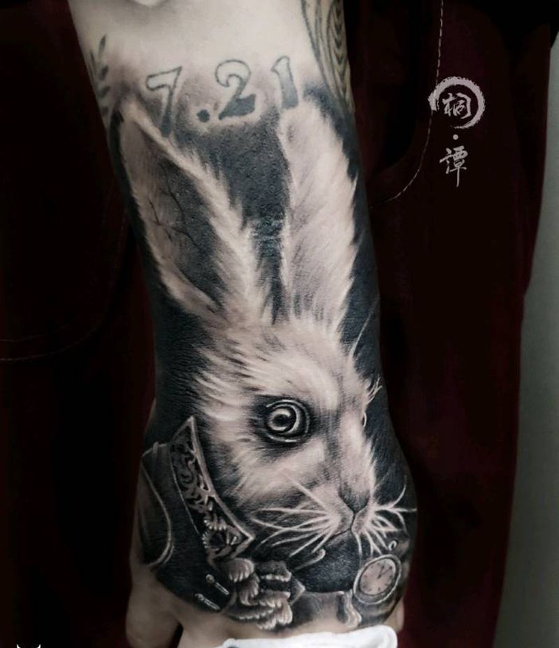 兔子纹身图片_手部欧美写实纹身图案