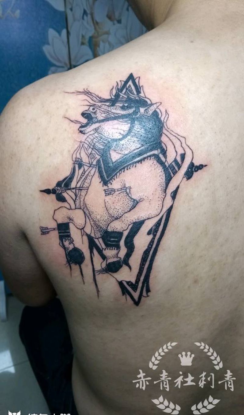 受伤的马儿纹身图片_背部点刺几何纹身图案