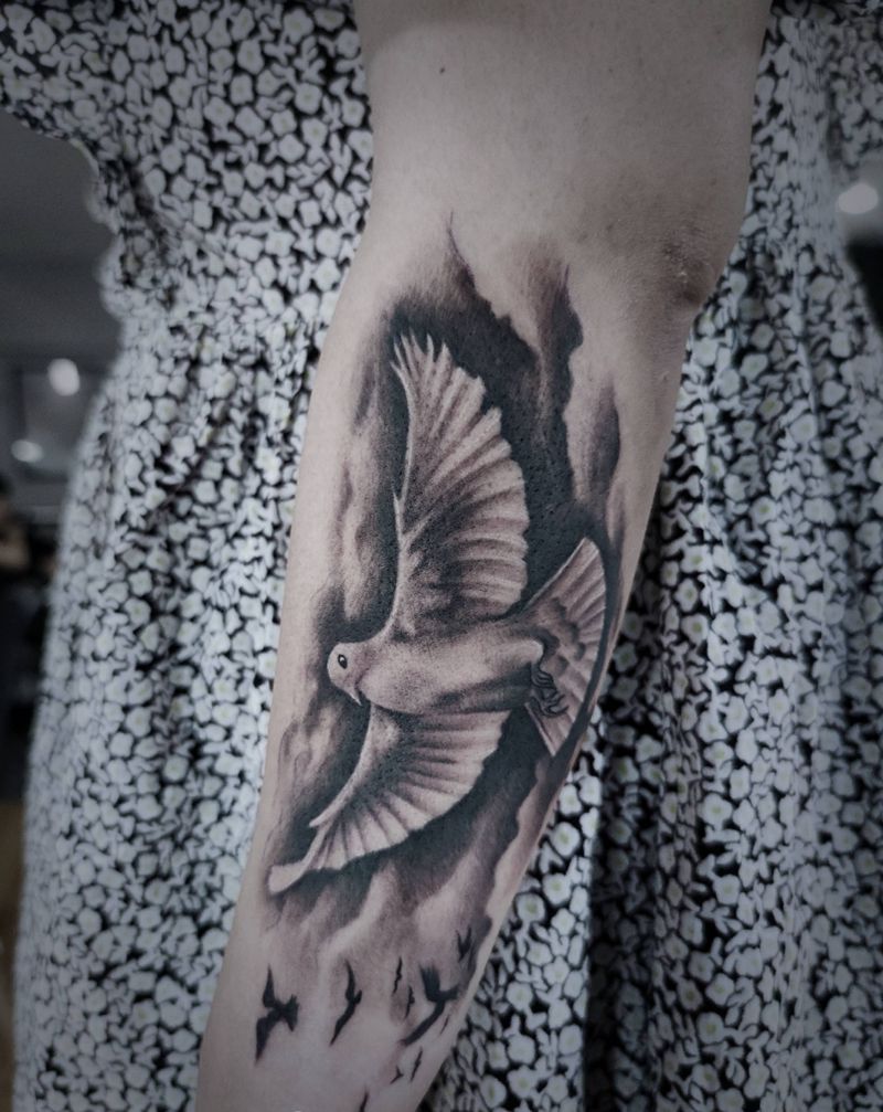 和平鸽纹身图片_手臂欧美写实纹身图案