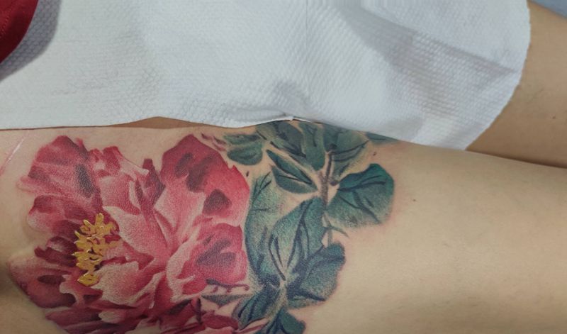 国画牡丹纹身图片_腿部水墨纹身图案