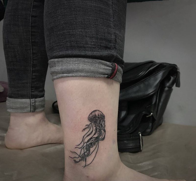 水母纹身图片_腿部几何点刺水母纹身图案