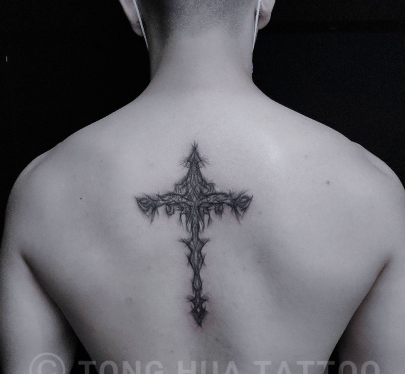十字架纹身图片_背部点刺纹身图案