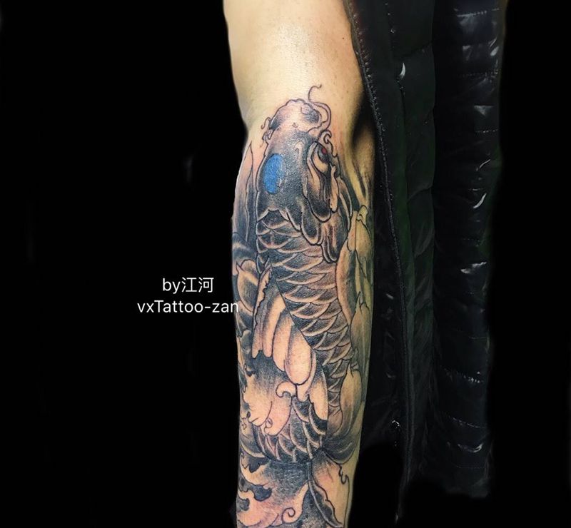 小臂鱼纹身图片_成品手臂传统动物纹身图案