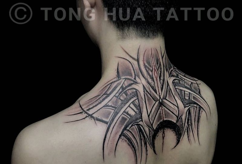 暗黑花体纹身图片_背部花体字纹身图案