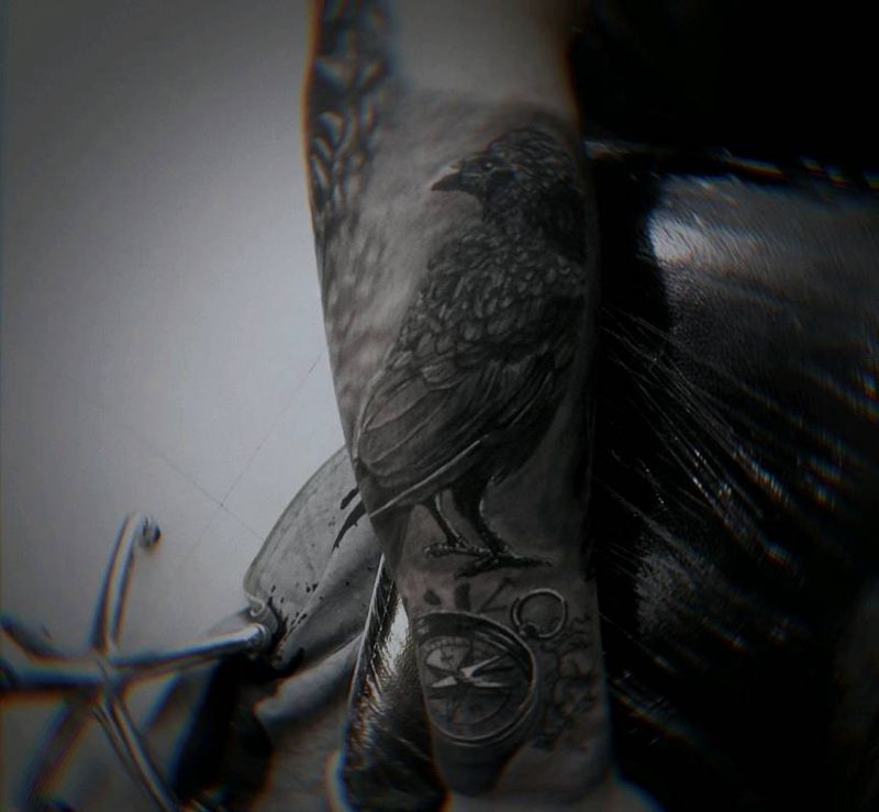 乌鸦纹身图片_手臂欧美写实乌鸦怀表纹身图案