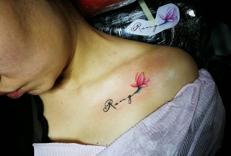 锁骨小花纹身图片