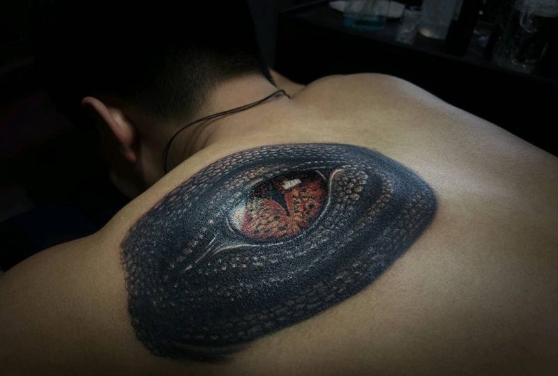 什么玩意的眼睛来着纹身图片_背部欧美写实龙眼纹身图案
