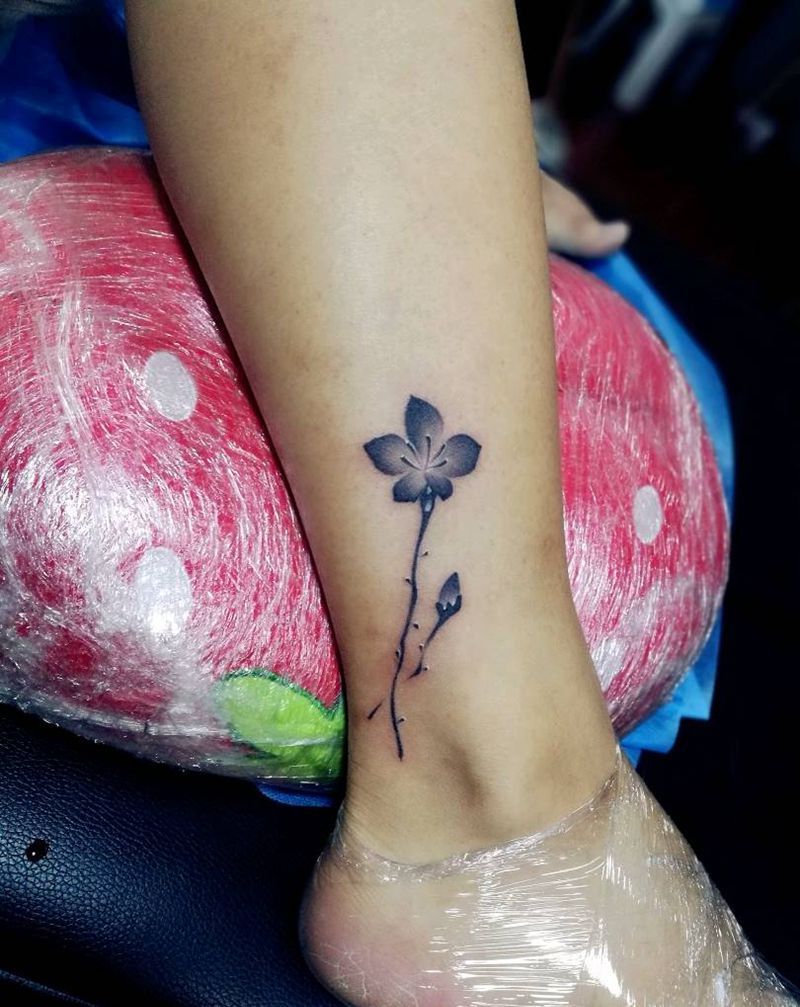 水墨小花纹身图片_脚部国画植物成品纹身图案