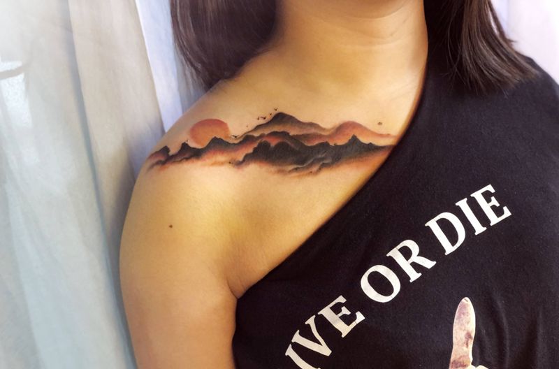 水墨｜落日徐辉纹身图片_肩部水墨落日纹身图案