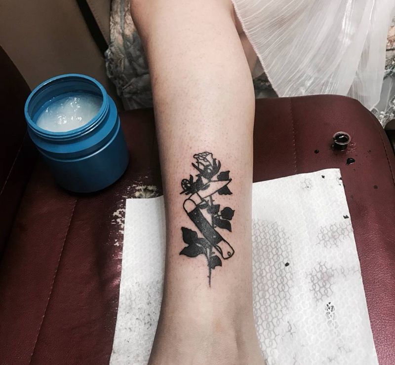 刀与玫瑰纹身图片