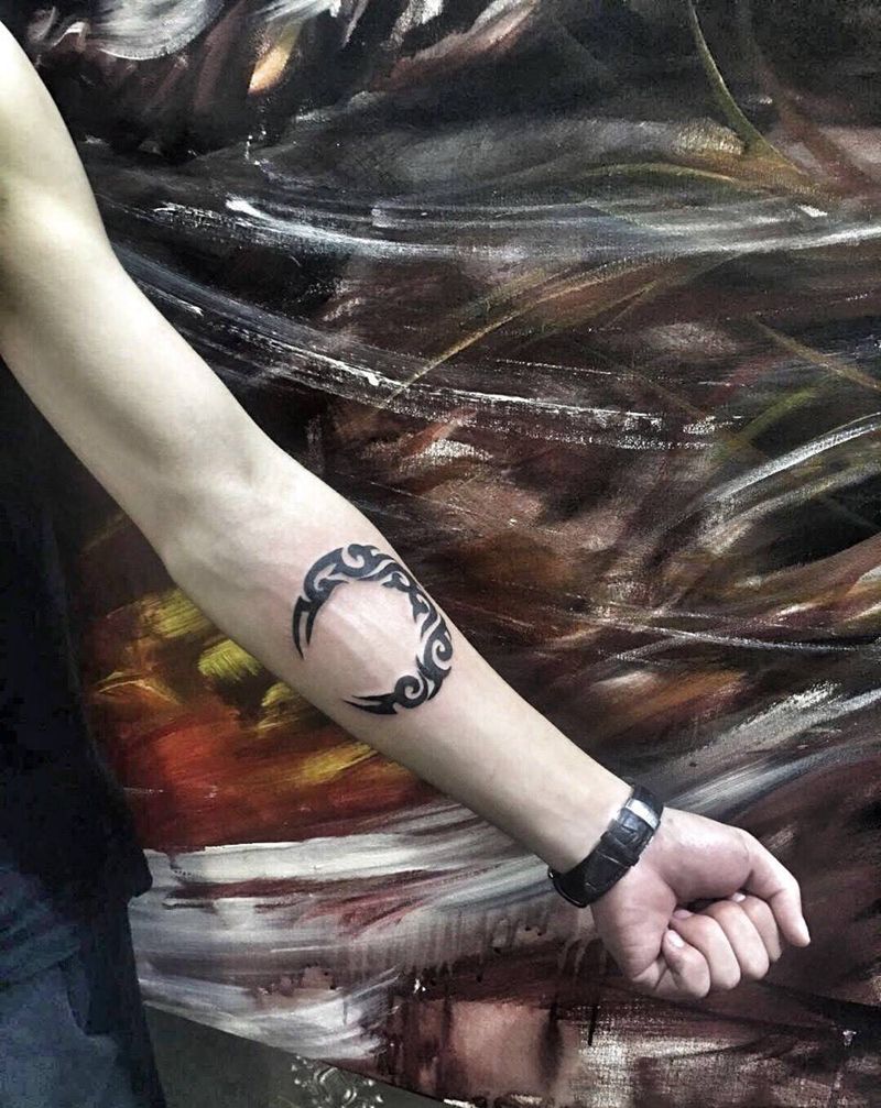 图腾月牙纹身图片