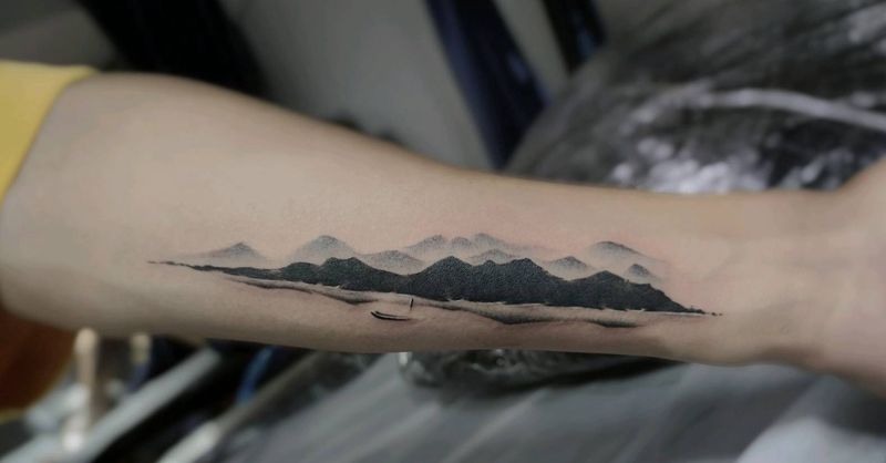 水墨山纹身图片_手臂水墨纹身图案