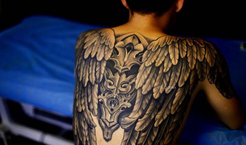 后背翅膀纹身图片