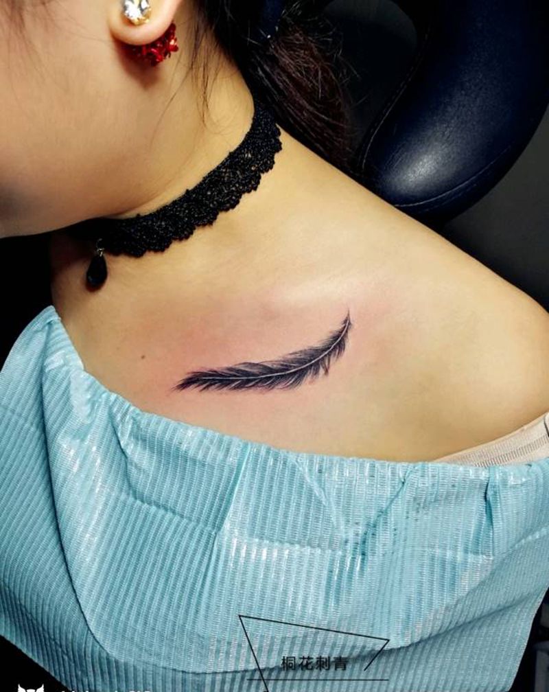 羽毛纹身图片_肩部清新静物成品纹身图案