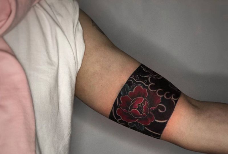 传统｜手环纹身图片_手臂老传统牡丹水浪纹身图案