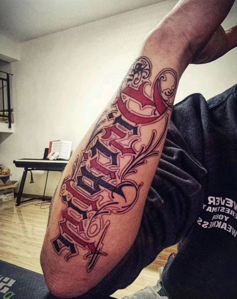 花体字纹身图片_手臂纹身图案