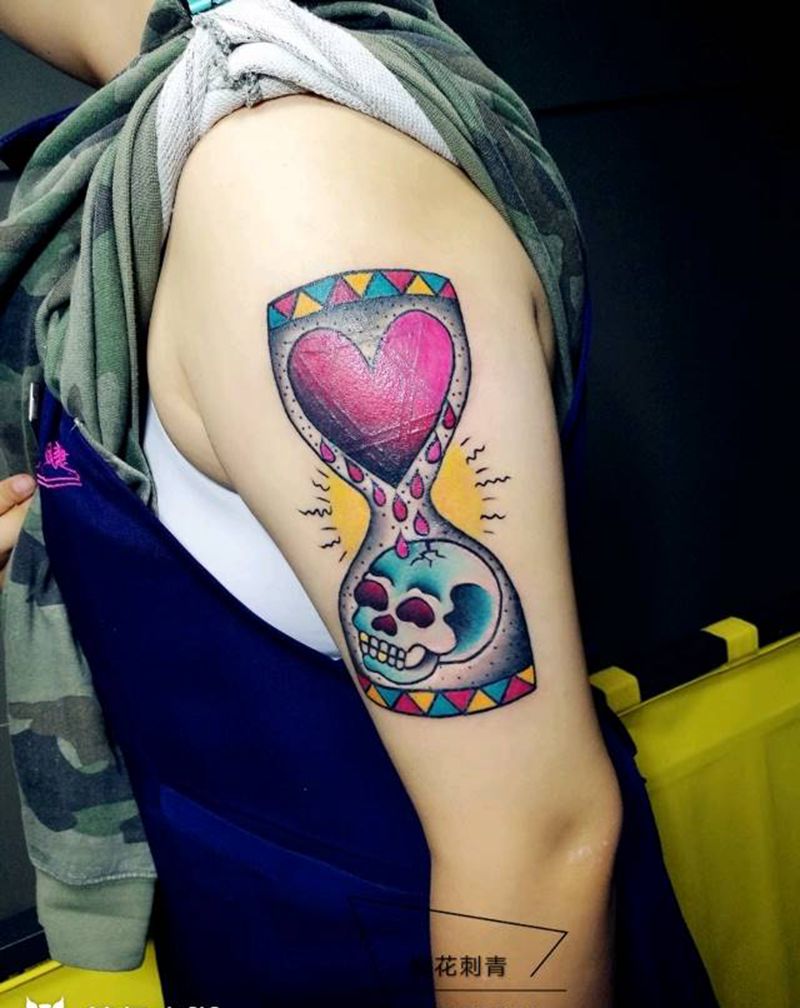 沙漏遮盖纹身图片_肩部欧美静物成品纹身图案