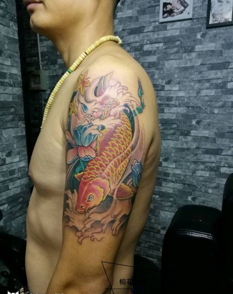 鱼纹身图片_肩部传统动物成品纹身图案