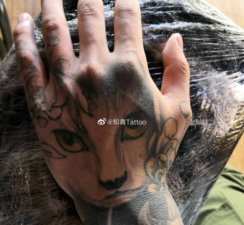 修改猫咪纹身图片_手部欧美写实猫咪纹身图案