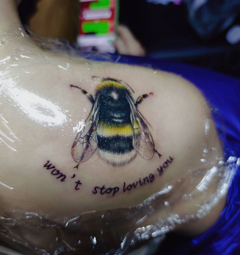 蜜蜂纹身图片_肩部欧美写实纹身图案