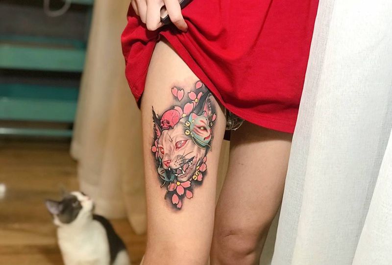 面具下的你纹身图片_腿部欧美写实新传统猫 樱花纹身图案
