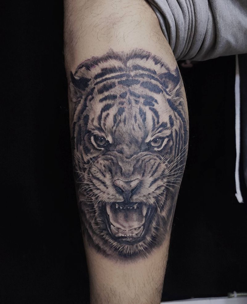 老虎纹身图片_腿部欧美写实纹身图案