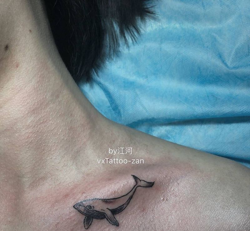 鲸鱼.纹身图片_成品颈部肩部胸部清新动物纹身图案