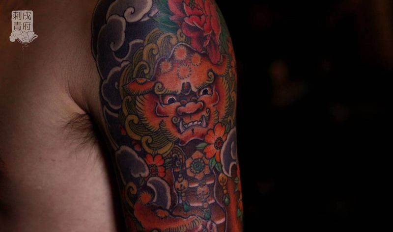 19年作品｜大臂唐狮纹身图片_手臂新传统唐狮牡丹纹身图案