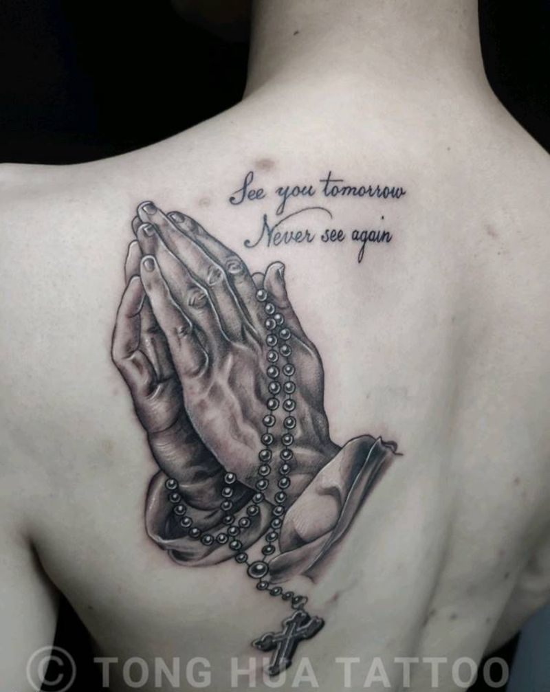 祈祷之手纹身图片_背部欧美写实纹身图案
