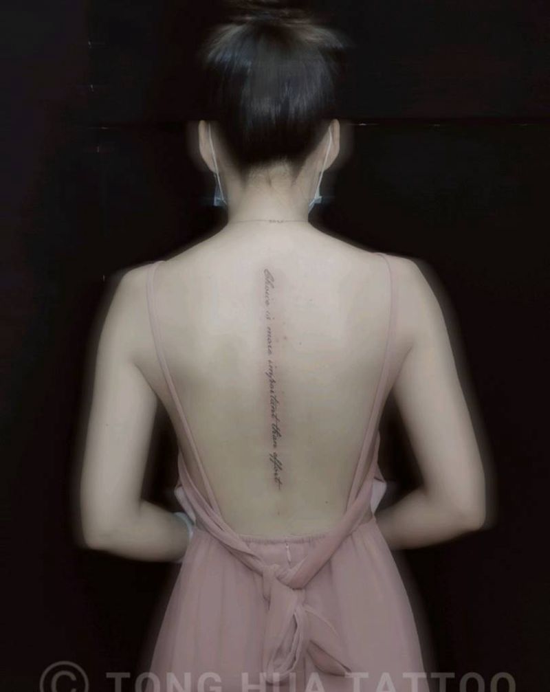 后背英文纹身图片_背部点刺花体字纹身图案