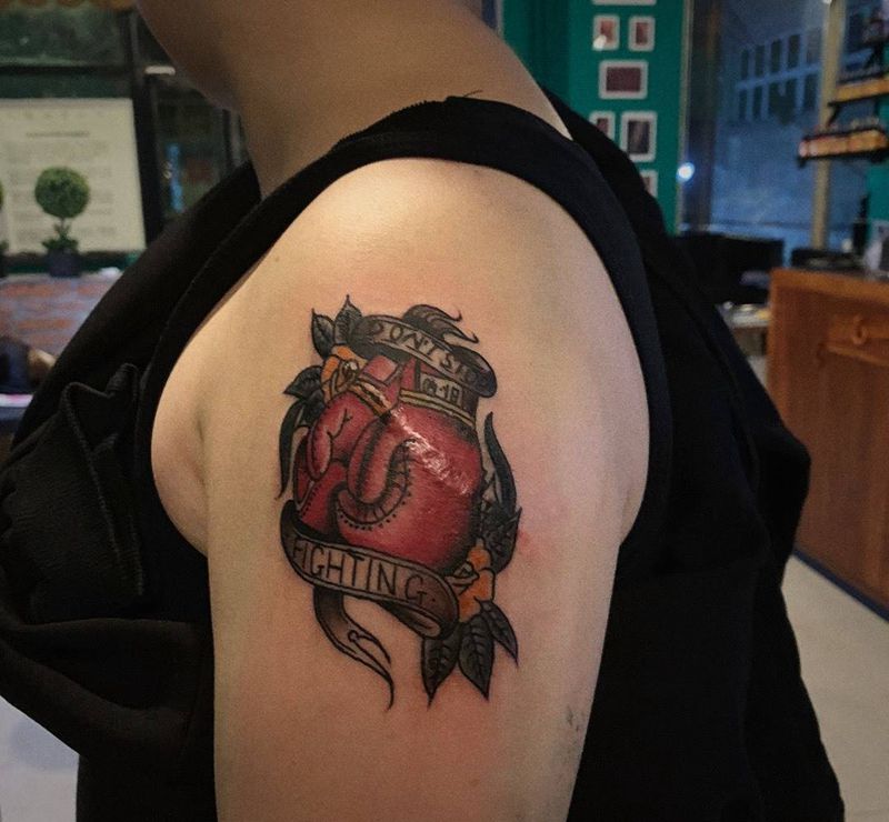 oldschool拳套纹身图片_手臂Old School纹身图案