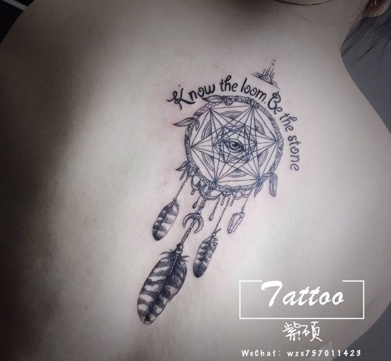 捕梦网纹身图片_背部颈部几何点刺捕梦网上帝之眼字母纹身图案