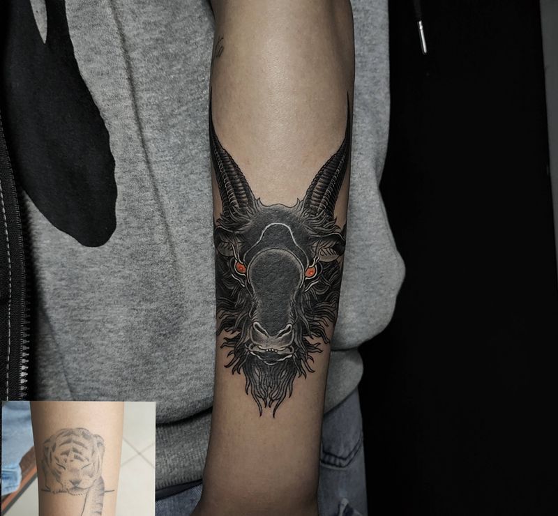 山羊纹身图片_手臂Old School纹身图案