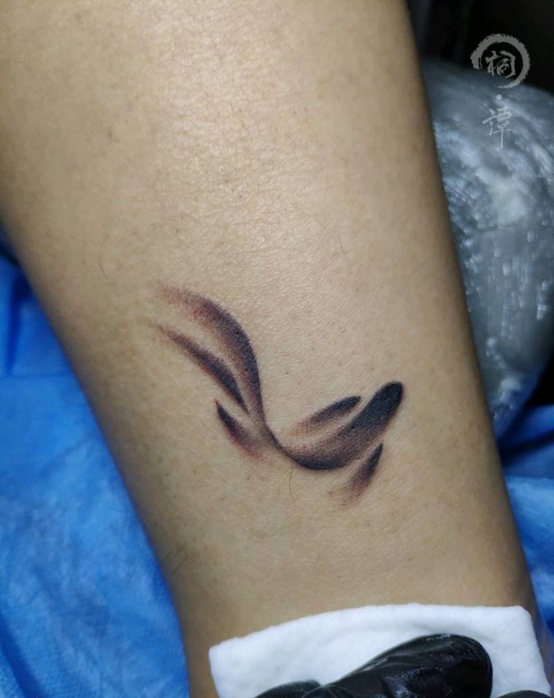 鱼纹身图片_脚部水墨纹身图案