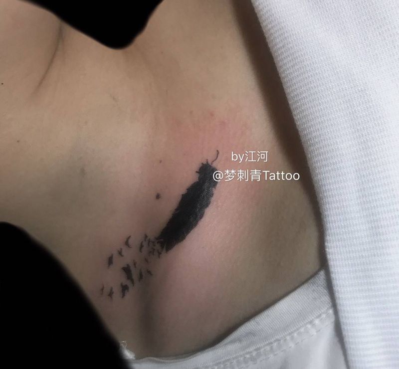 羽毛纹身图片_成品胸部肩部欧美清新植物几何纹身图案