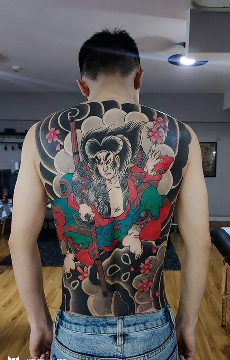 旧图修改纹身图片_背部老传统纹身图案