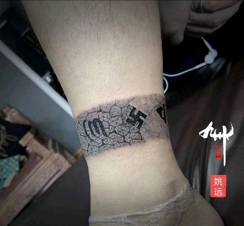 六字真言石刻纹身图片_腿部石雕纹身图案