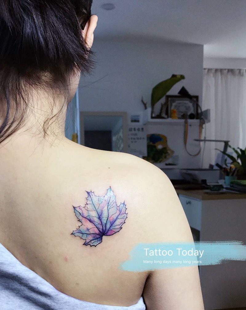 珊瑚色的枫叶纹身图片_成品肩部背部清新植物纹身图案