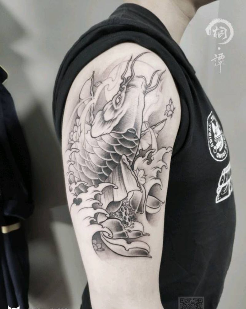 鱼纹身图片_手部传统动物纹身图案